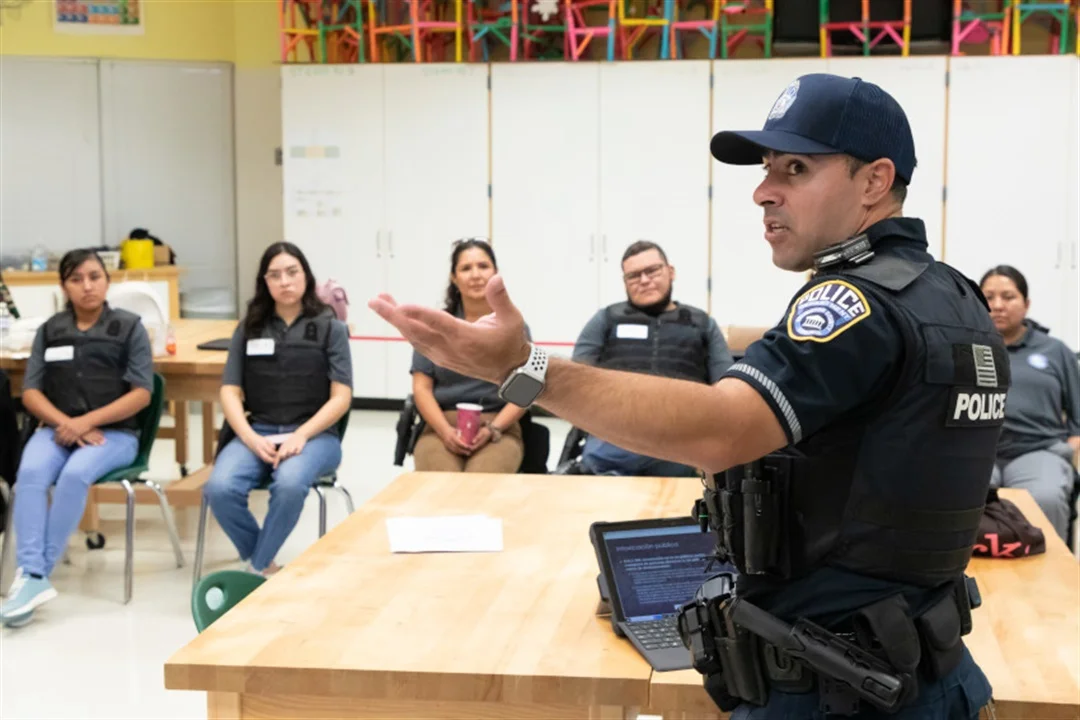 Cómo las decisiones de EE.UU. afectan a la comunidad latina en temas de recursos y seguridad