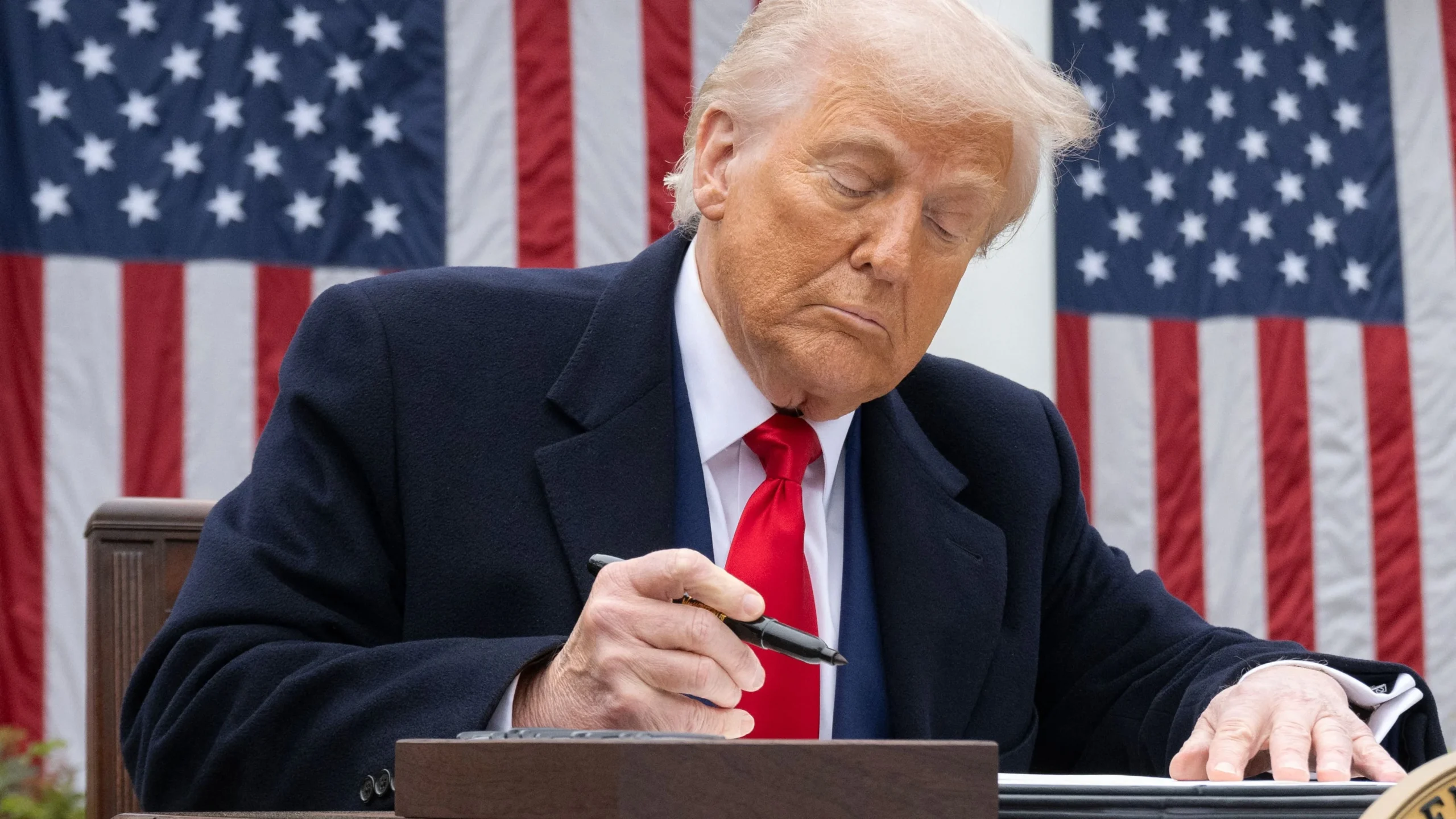 Estados Unidos anuncia nuevas políticas económicas que afectan a los inmigrantes y comunidades latinas