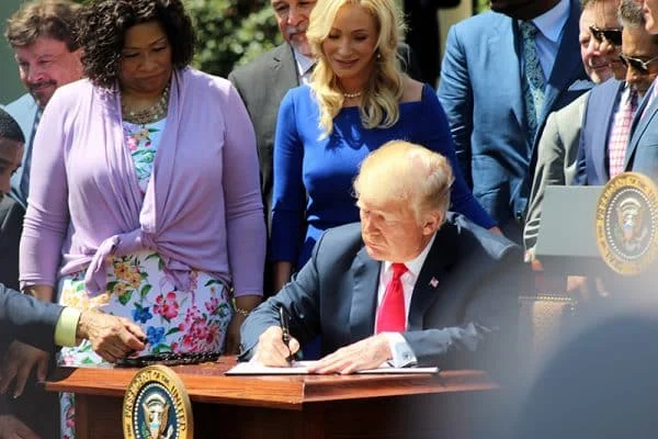 Trump permite a los empleados federales evangelizar en el trabajo