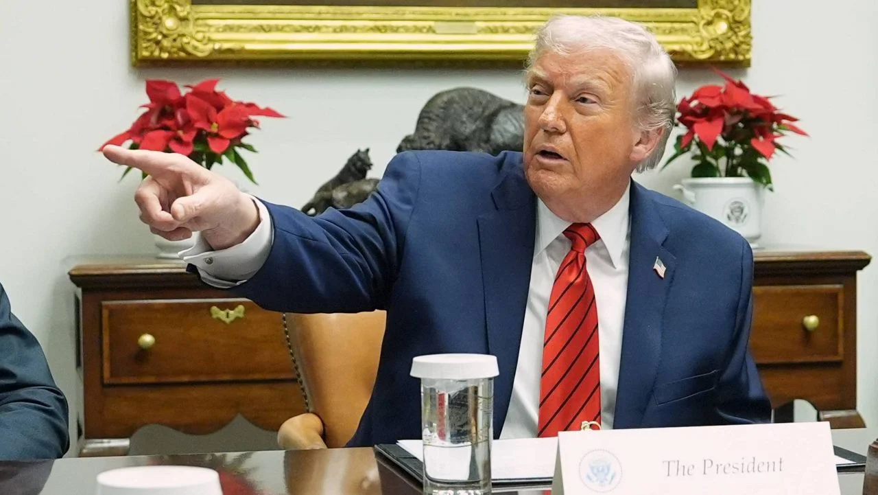 El contexto detrás del veto de Trump a medios de comunicación